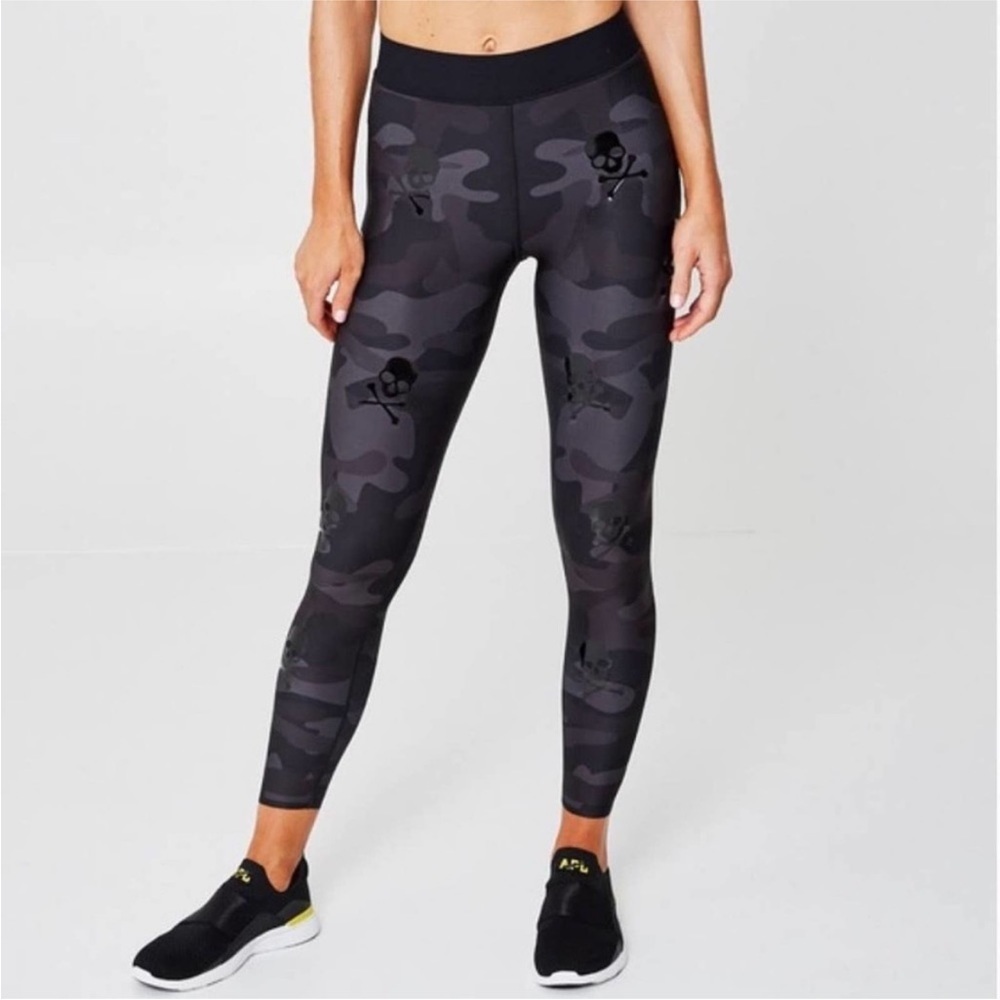 • Ultracor x Soulcycle • Women’s Skull Bones Camo Leggings Gray / Patent Black S